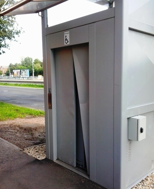 Wandale zdemolowali windę na Piłsudskiego  służącą starszym i niepełnosprawnym